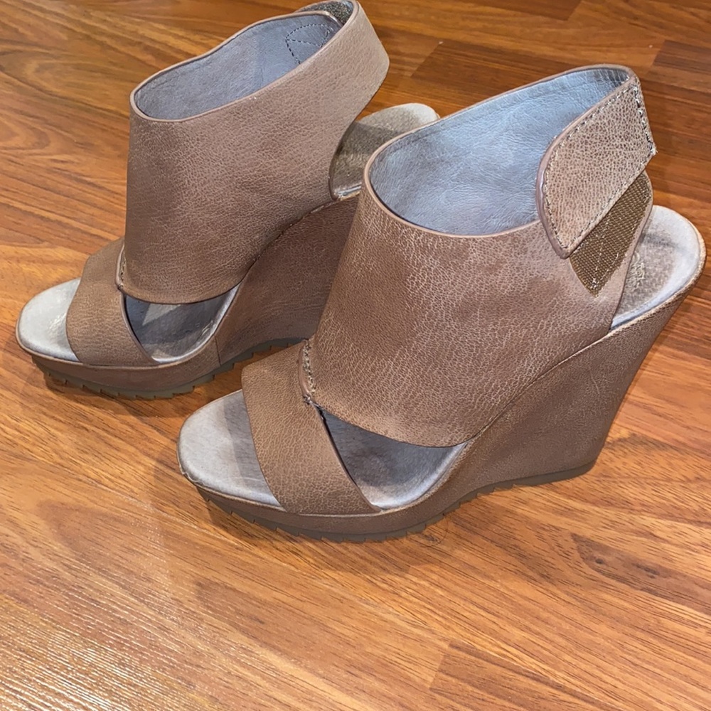 Vince Camuto Guevera brown leather Cutout Wedge